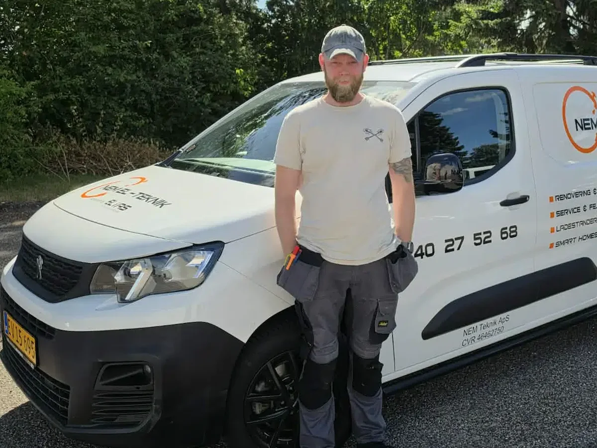 Emil foran NEM EL-Teknik-firmabilen i Herlev