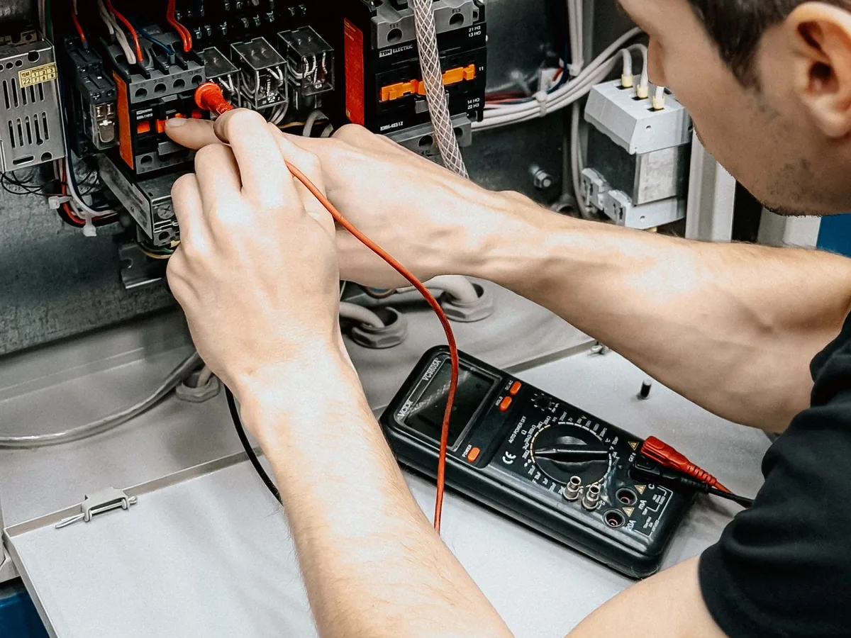 Elektriker udfører fejlfinding på en installation